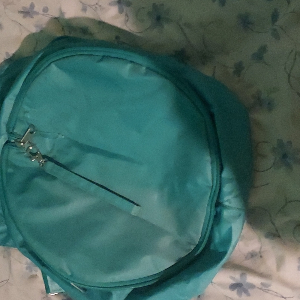 Nice bag that has 3 pockets .